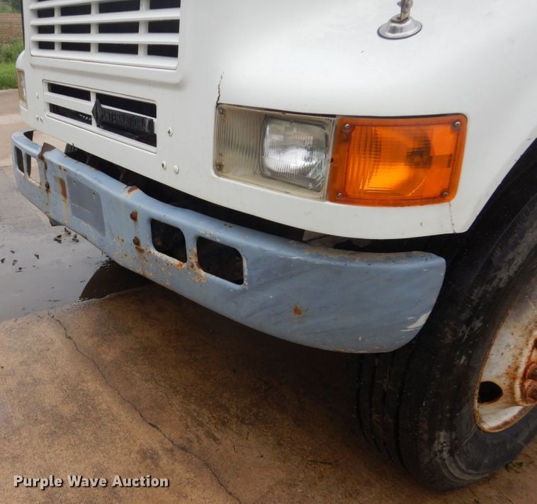 image for item FX9168 2000 International 8100  semi truck