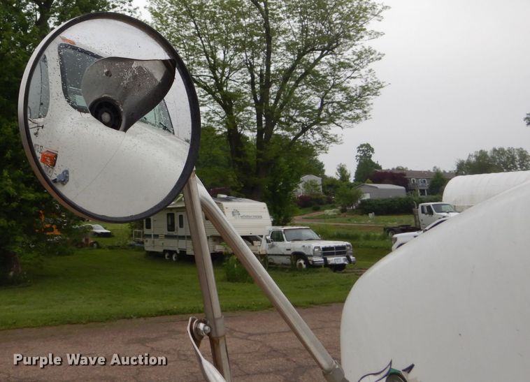 image for item FX9168 2000 International 8100  semi truck