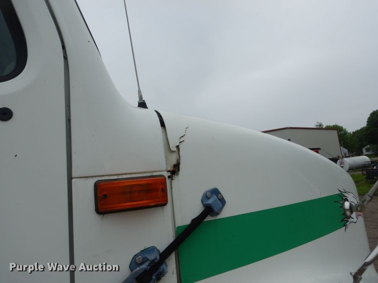 image for item FX9168 2000 International 8100  semi truck