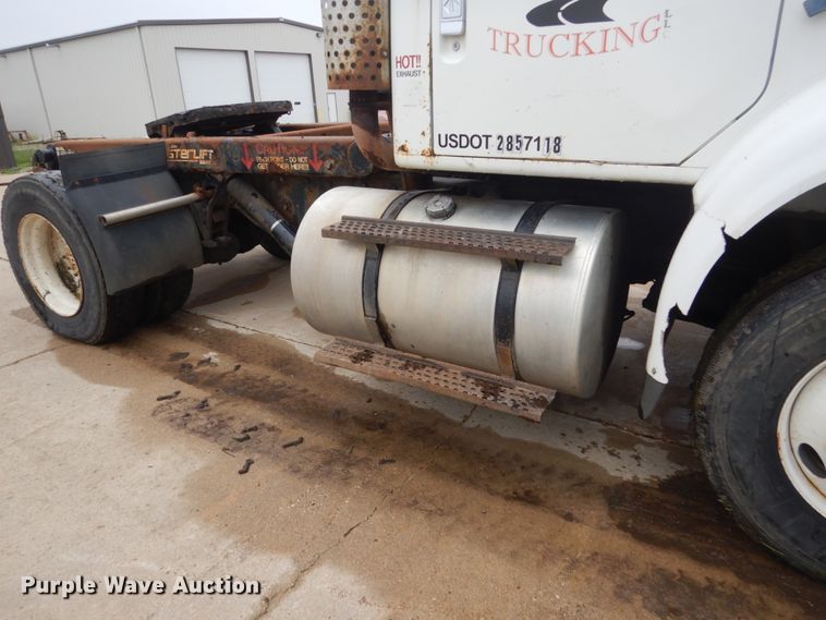 image for item FX9168 2000 International 8100  semi truck