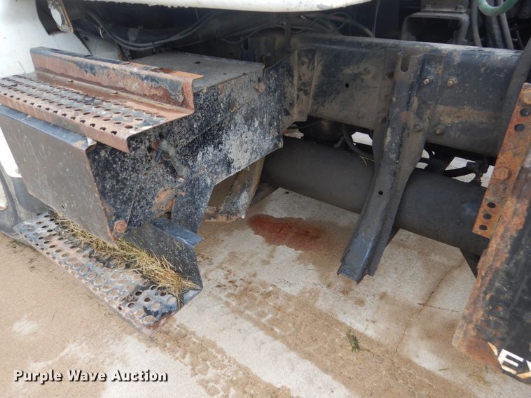 image for item FX9168 2000 International 8100  semi truck