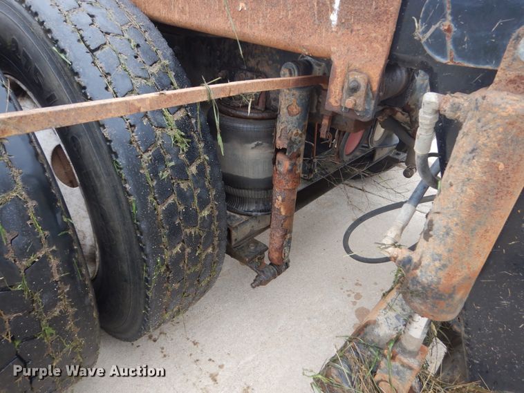 image for item FX9168 2000 International 8100  semi truck