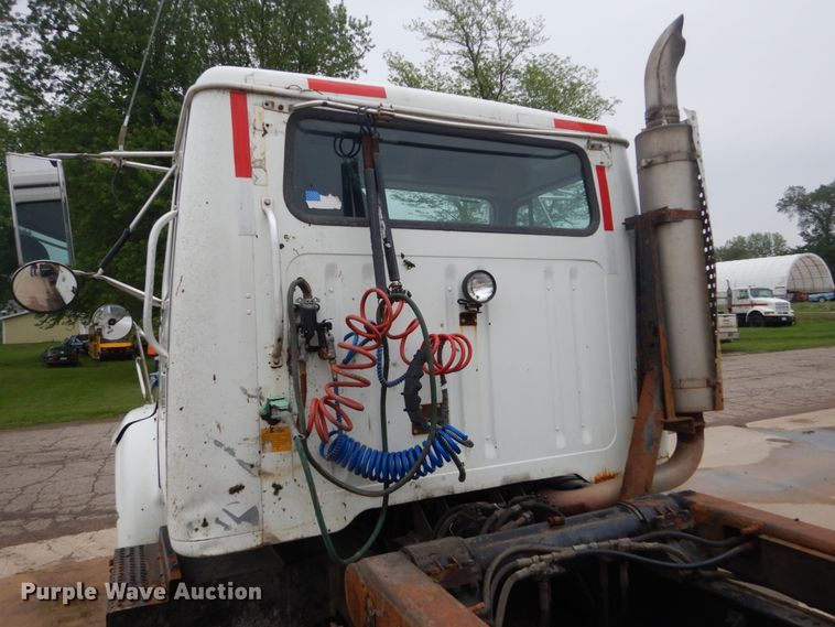 image for item FX9168 2000 International 8100  semi truck