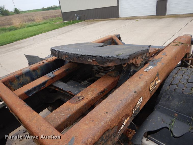 image for item FX9168 2000 International 8100  semi truck