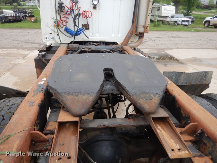 image for item FX9168 2000 International 8100  semi truck