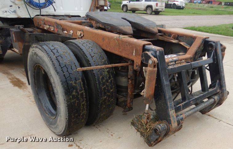 image for item FX9168 2000 International 8100  semi truck