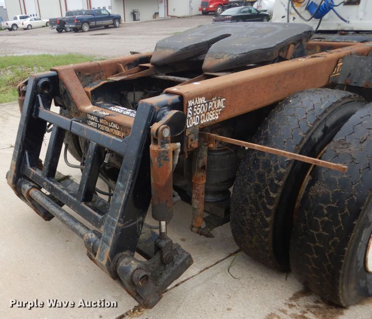 image for item FX9168 2000 International 8100  semi truck