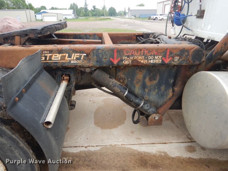 image for item FX9168 2000 International 8100  semi truck