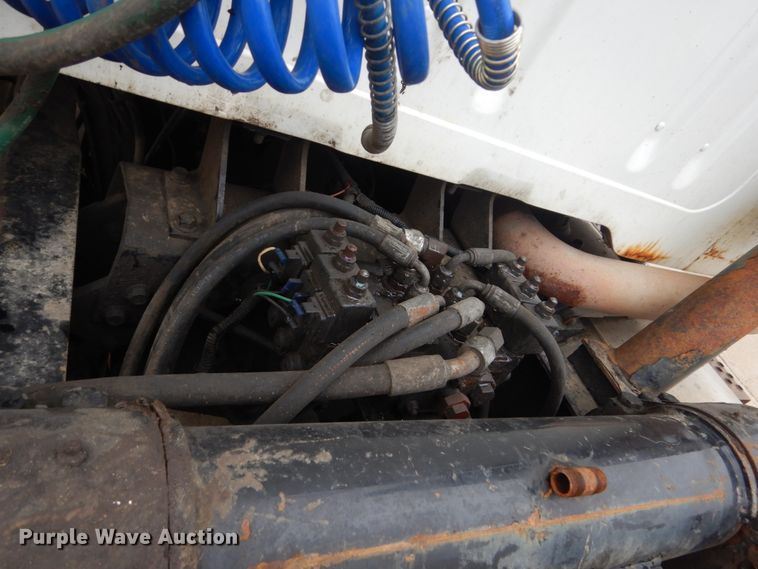 image for item FX9168 2000 International 8100  semi truck