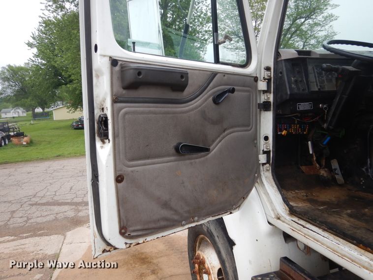 image for item FX9168 2000 International 8100  semi truck