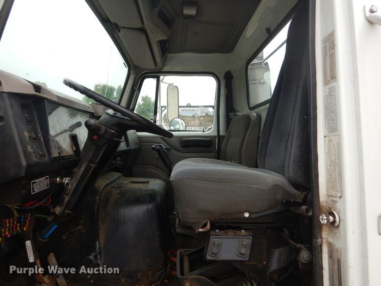 image for item FX9168 2000 International 8100  semi truck