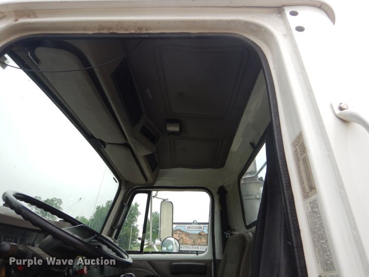 image for item FX9168 2000 International 8100  semi truck