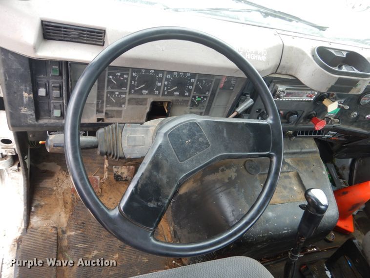 image for item FX9168 2000 International 8100  semi truck