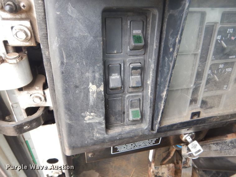 image for item FX9168 2000 International 8100  semi truck