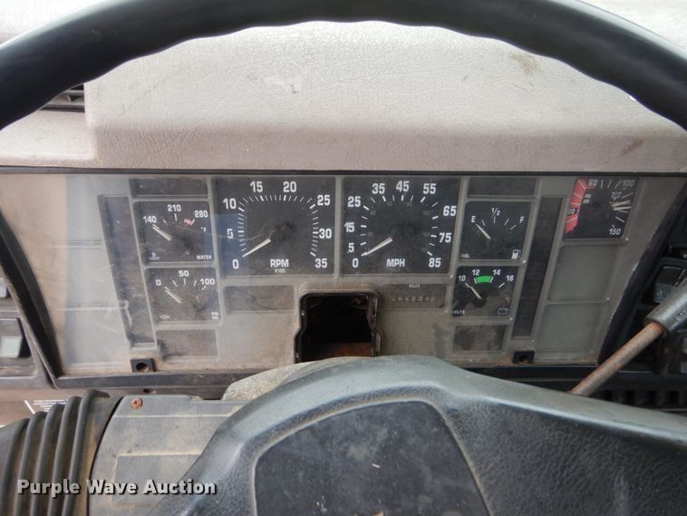 image for item FX9168 2000 International 8100  semi truck