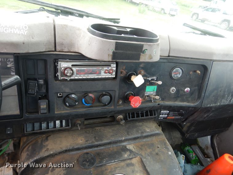 image for item FX9168 2000 International 8100  semi truck