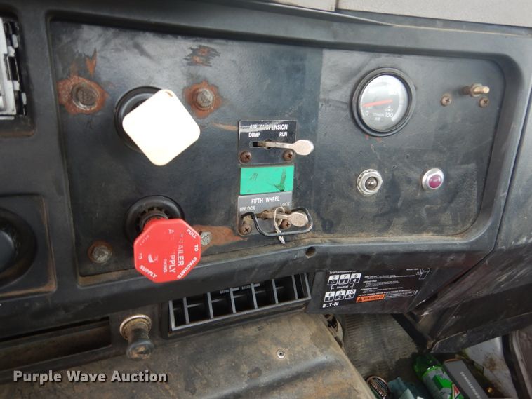 image for item FX9168 2000 International 8100  semi truck