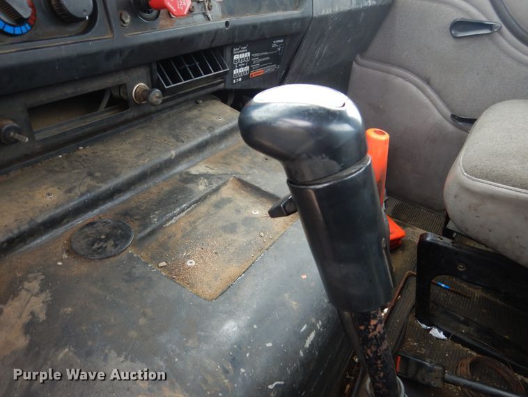 image for item FX9168 2000 International 8100  semi truck