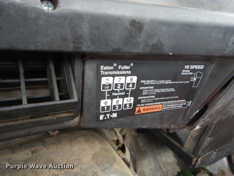 image for item FX9168 2000 International 8100  semi truck