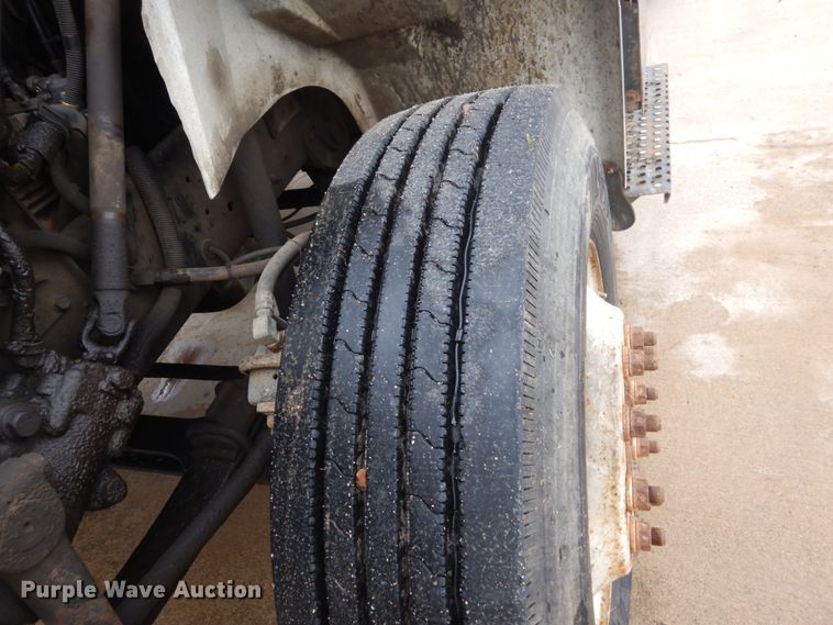 image for item FX9168 2000 International 8100  semi truck