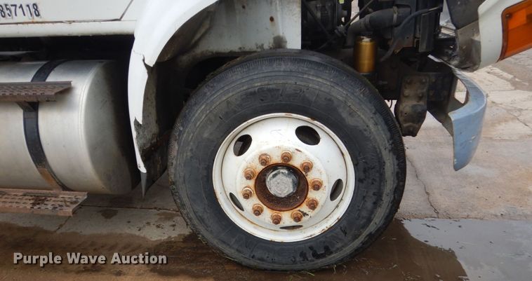 image for item FX9168 2000 International 8100  semi truck