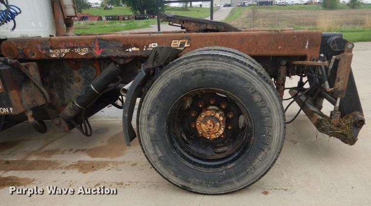 image for item FX9168 2000 International 8100  semi truck