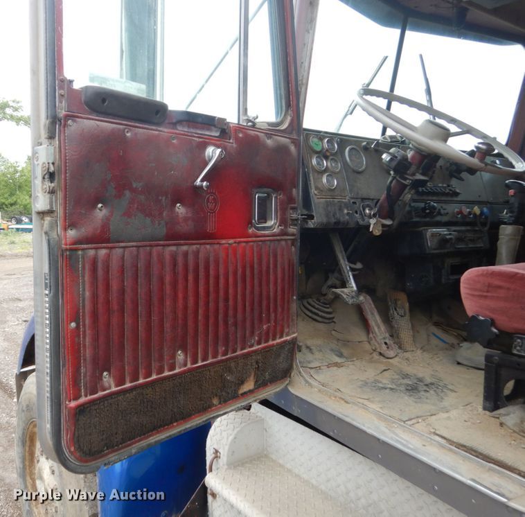 image for item FX9174 1980 Kenworth  tank truck