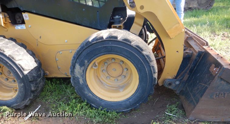 image for item GA9021 2015 Caterpillar 242D  skid steer loader