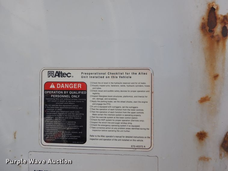 image for item GF9219 2009 GMC C7500  crane truck