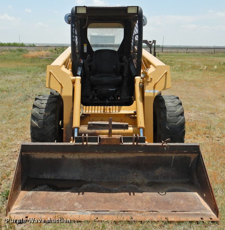 image for item GN9895 2001 John Deere 270  skid steer loader