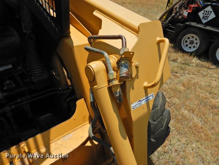 image for item GN9895 2001 John Deere 270  skid steer loader