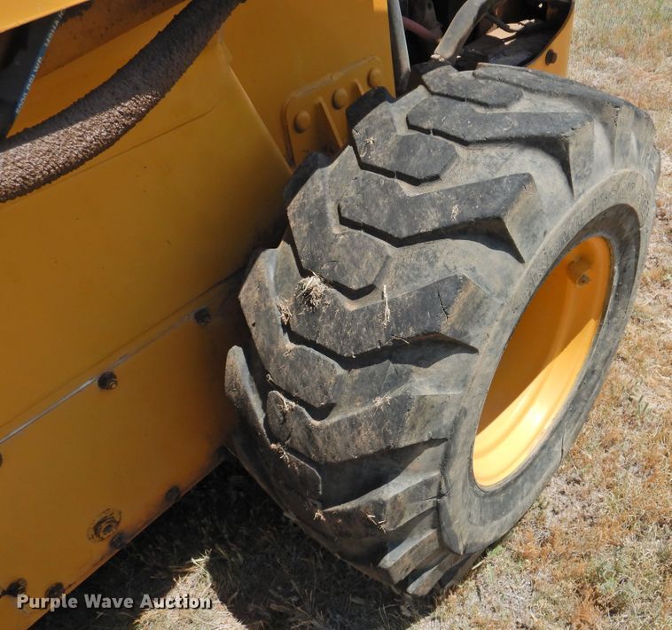 image for item GN9895 2001 John Deere 270  skid steer loader