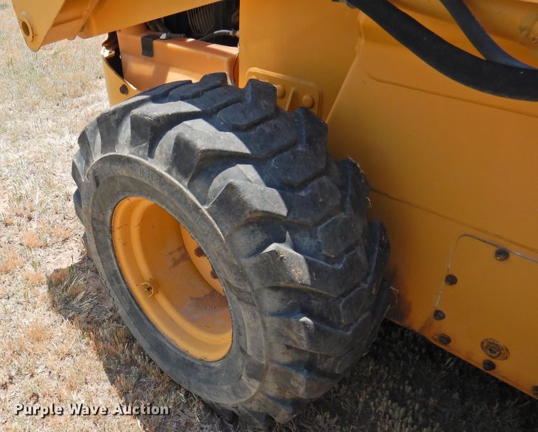 image for item GN9895 2001 John Deere 270  skid steer loader