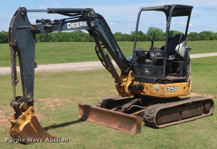 image for item GS9924 2012 John Deere 35D  mini excavator