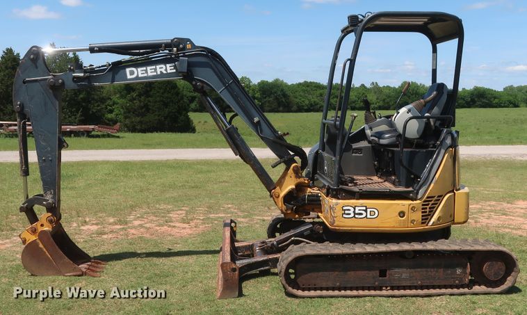 image for item GS9924 2012 John Deere 35D  mini excavator