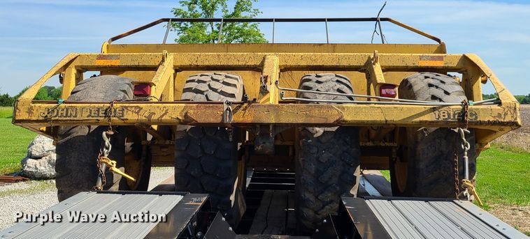 image for item GT9028 John Deere 1812  scraper