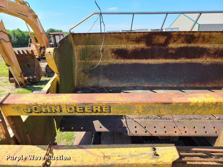 image for item GT9028 John Deere 1812  scraper