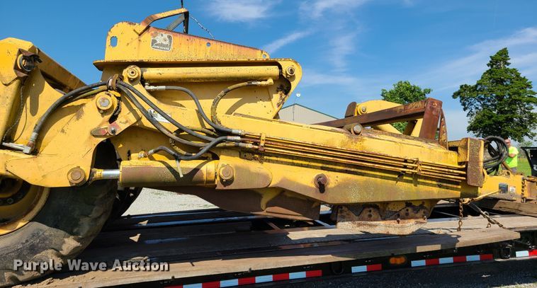 image for item GT9028 John Deere 1812  scraper