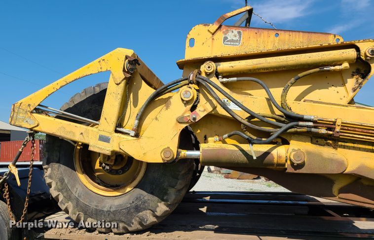 image for item GT9028 John Deere 1812  scraper