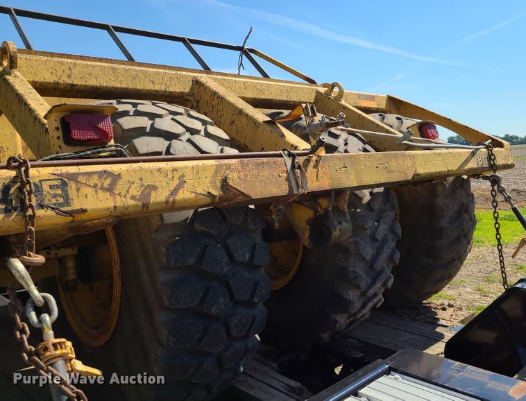 image for item GT9028 John Deere 1812  scraper