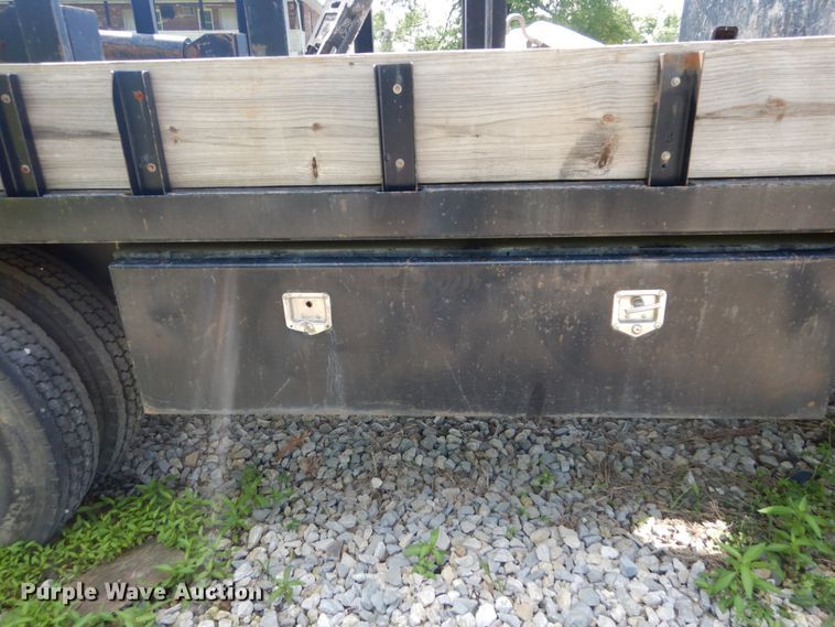 image for item GV9047 2004 Ford F750 Super Duty XL  flatbed truck