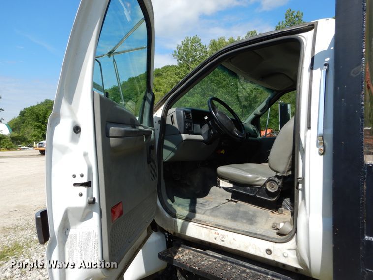 image for item GV9047 2004 Ford F750 Super Duty XL  flatbed truck