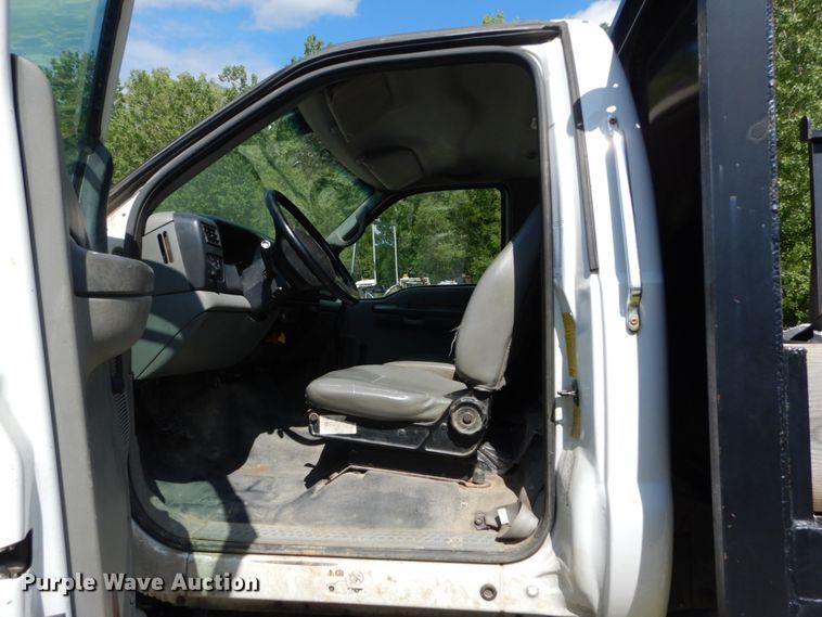 image for item GV9047 2004 Ford F750 Super Duty XL  flatbed truck