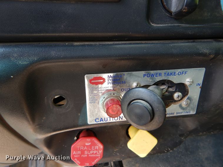 image for item GV9047 2004 Ford F750 Super Duty XL  flatbed truck