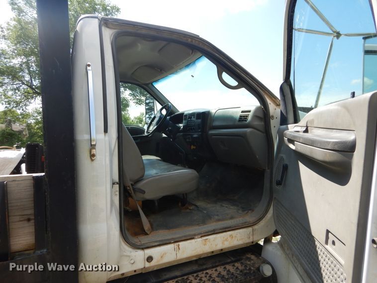 image for item GV9047 2004 Ford F750 Super Duty XL  flatbed truck