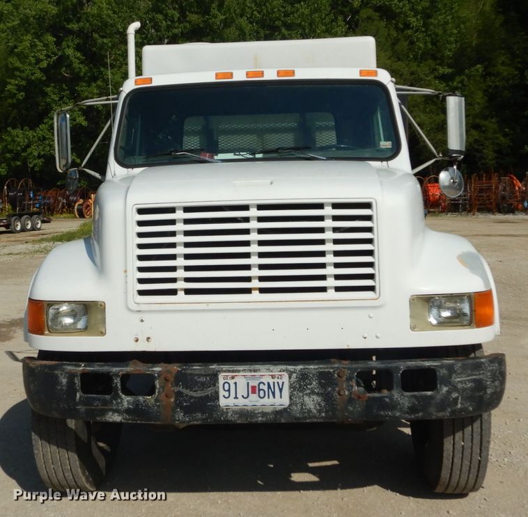 image for item GV9050 1995 International 4900  flatbed truck