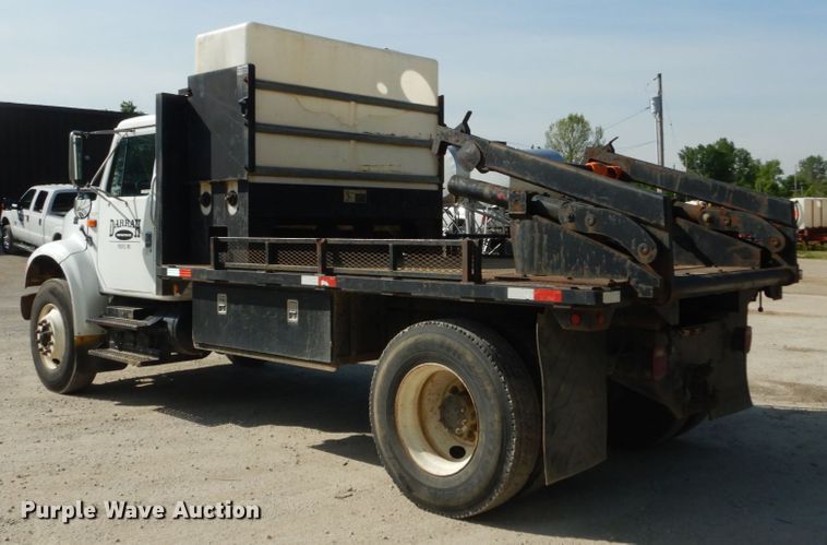 image for item GV9050 1995 International 4900  flatbed truck