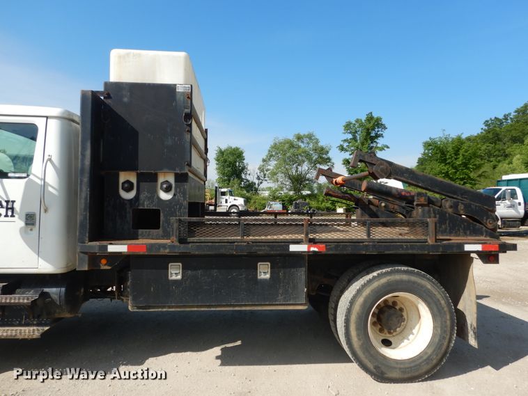 image for item GV9050 1995 International 4900  flatbed truck
