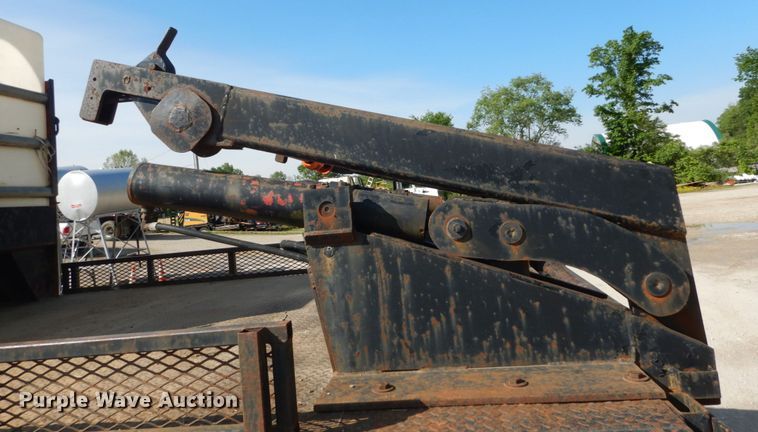 image for item GV9050 1995 International 4900  flatbed truck