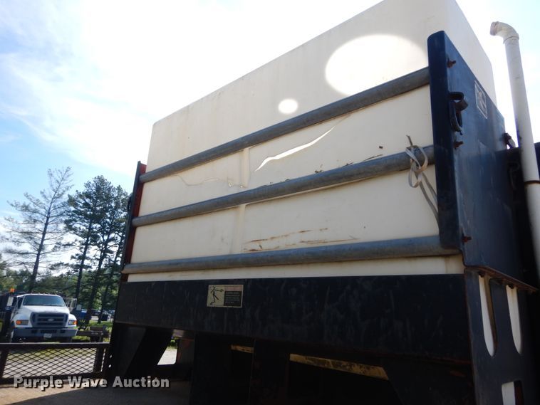 image for item GV9050 1995 International 4900  flatbed truck